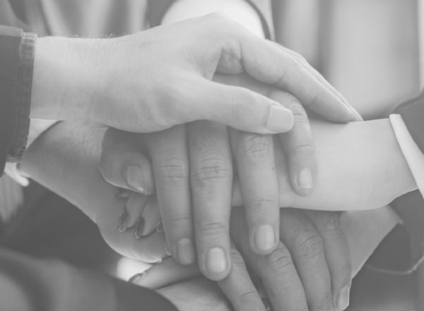 Mãos unidas simbolizando a parceria consolidada entre Giunti Psychometrics e Vetor Editora